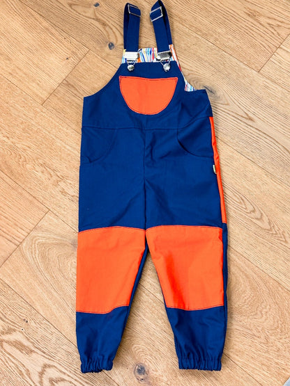 Latzhose komplett sapphire mit Patches in Orange